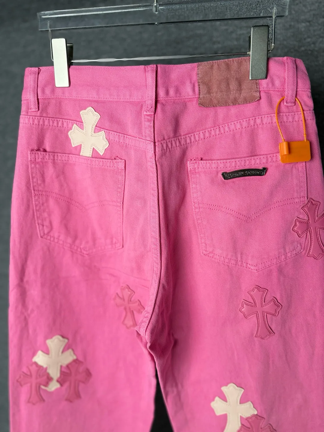 P270 💰 (Top version) CHROME HEARTS 25ss dopamine light pink cross leather washed jeans - Full of exploring the ultimate in fashion, Chrome Hearts' new Chrome Hearts pants not only present a unique style, the fresh ice blue looks particularly youthful and energetic. The mid-high waist design is paired with a lazy and casual style, which not only shows long legs but also maintains a casual feel. It is a must-have fashion choice for trendy men and trendy women. Color: Dopamine powder Size: 28-30-32-34 (corresponds to S-M-L-XL)